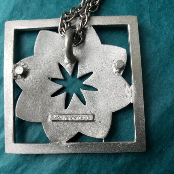 2/30$ Vintage Kelly Waters pewter flower pendant - Picture 2 of 5